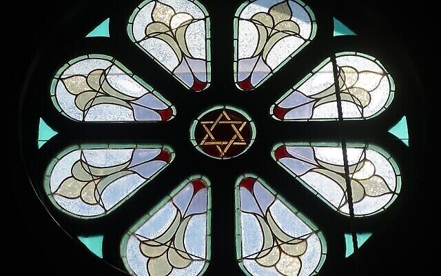 La lumière brille à travers la fenêtre en verre teinté à l'intérieur de l'église épiscopale St. Peter. (Crédit : Dan Fellner/ JTA)