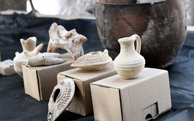 Artefacts retrouvés dans le domaine rural. (Crédit : Yoli Schwartz/Autorité israélienne des Antiquités)