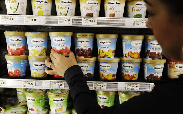 Illustration : Une cliente choisit la crème glacée Haagen-Dazs de General Mill dans une épicerie de Palo Alto, en Californie, le 28 juin 2011. (Crédit : AP Photo/Paul Sakuma) Illustration : Une cliente choisit la crème glacée Haagen-Dazs de General Mill dans une épicerie de Palo Alto, en Californie, le 28 juin 2011. (Crédit : AP Photo/Paul Sakuma)