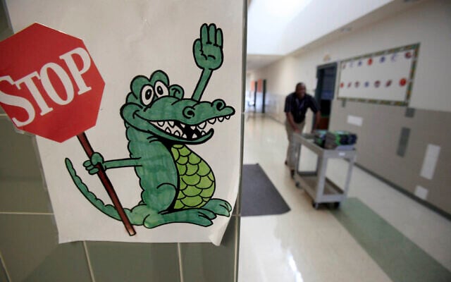 Photo d'illustration : l'assistant d'éducation James Tabron pousse un chariot rempli de livres en préparation de la rentrée scolaire dans l'école Caprock, située dans le district scolaire indépendant de Keller à Fort Worth, au Texas,. (Crédit : AP Photo/LM Otero) Photo d'illustration : l'assistant d'éducation James Tabron pousse un chariot rempli de livres en préparation de la rentrée scolaire dans l'école Caprock, située dans le district scolaire indépendant de Keller à Fort Worth, au Texas,. (Crédit : AP Photo/LM Otero)