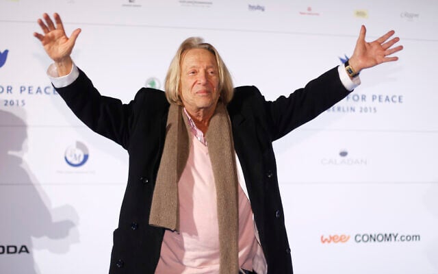 Rolf Eden arrivant au gala Cinema for Peace, à Berlin, le 9 février 2015. (Crédit : AP Photo/Markus Schreiber)