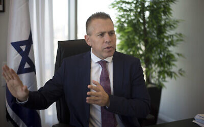 Le ministre israélien de la Sécurité publique Gilad Erdan s'exprime lors d'un entretien avec l'Associated Press dans son bureau à Bnei Brak le jeudi 26 octobre 2017. (Crédit : AP Photo/Ariel Schalit)