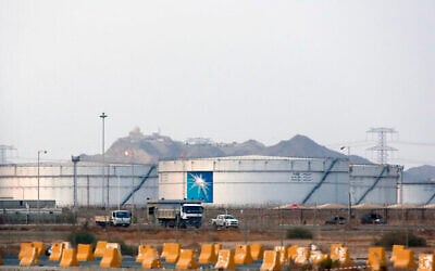 Photo d'illustration: Des réservoirs de stockage à l'usine de vrac de Jiddah Nord, une installation pétrolière d'Aramco, à Jiddah, en Arabie saoudite, le 15 septembre 2019. (Crédit : AP Photo/Amr Nabil, Dossier)