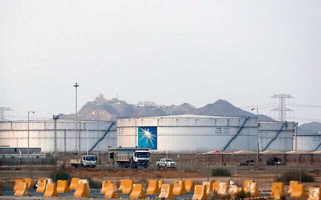 Photo d'illustration: Des réservoirs de stockage à l'usine de vrac de Jiddah Nord, une installation pétrolière d'Aramco, à Jiddah, en Arabie saoudite, le 15 septembre 2019. (Crédit : AP Photo/Amr Nabil, Dossier)