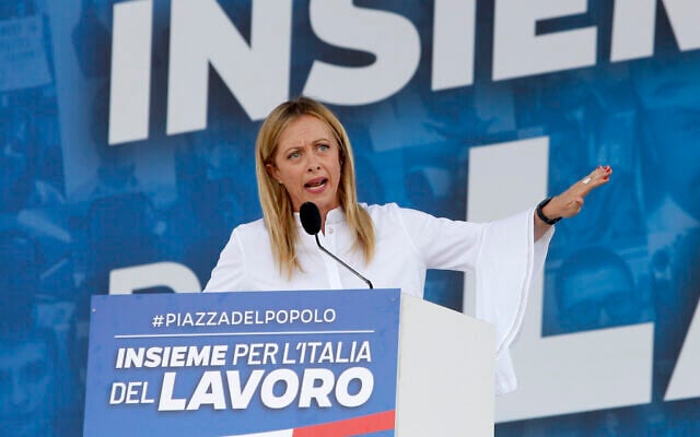 Giorgia Meloni, chef du parti Fratelli d'Italia, prend la parole lors d'un rassemblement de l'opposition de centre-droit sur la Piazza del Popolo, dans le centre de Rome, le 4 juillet 2020. (Crédit : AP/Riccardo De Luca) Giorgia Meloni, chef du parti Fratelli d'Italia, prend la parole lors d'un rassemblement de l'opposition de centre-droit sur la Piazza del Popolo, dans le centre de Rome, le 4 juillet 2020. (Crédit : AP/Riccardo De Luca)