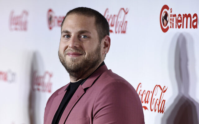 Jonah Hill, lauréat du prix CinemaCon Vanguard, pose lors de la remise des Big Screen Achievement Awards, à Las Vegas, le 26 avril 2018. (Crédit : Chris Pizzello/Invision/AP) Jonah Hill, lauréat du prix CinemaCon Vanguard, pose lors de la remise des Big Screen Achievement Awards, à Las Vegas, le 26 avril 2018. (Crédit : Chris Pizzello/Invision/AP)