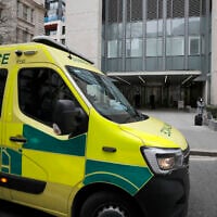 Illustration : Une ambulance quitte un hôpital à Londres, le 5 mars 2021. (Crédit : Frank Augstein/AP)
