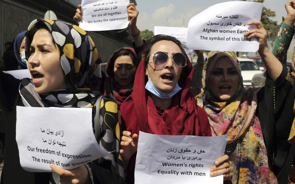 Des femmes rassemblées pour défendre leurs droits sous le régime des talibans lors d'une manifestation à Kaboul, en Afghanistan, le 3 septembre 2021. (Crédit : AP Photo/Wali Sabawoon)