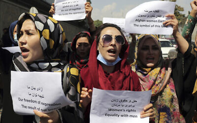 Des femmes rassemblées pour défendre leurs droits sous le régime des talibans lors d'une manifestation à Kaboul, en Afghanistan, le 3 septembre 2021. (Crédit : AP Photo/Wali Sabawoon)