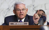 Le sénateur Robert Menendez s'exprimant lors d’une audience du Comité sénatorial des banques, du logement et des affaires urbaines sur la loi CARES au Capitole Hill, à Washington, le 28 septembre 2021. (Crédit : Kevin Dietsch/Pool via AP)
