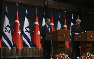 Le président israélien Isaac Herzog s’adresse aux médias lors d’une conférence de presse conjointe avec le président turc Recep Tayyip Erdogan, à droite, à Ankara, en Turquie, le mercredi 9 mars 2022.(Crédit : AP Photo/Burhan Ozbilici)
