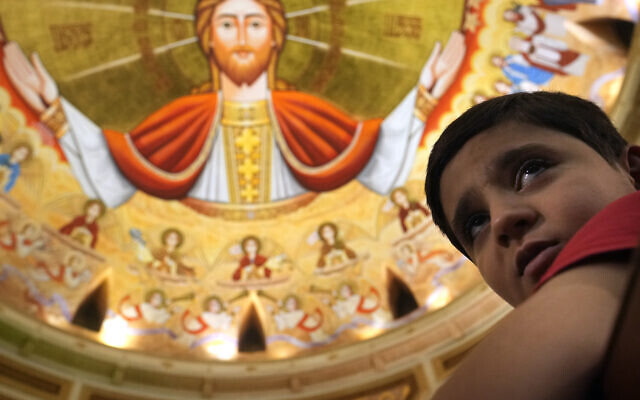 Image d'illustration. David, 9 ans, assiste à une messe à la veille de la résurrection du Christ à l'église copte orthodoxe Saint-Paul au Caire, en Égypte, le samedi 23 avril 2022. (Crédit : AP Photo/Amr Nabil)