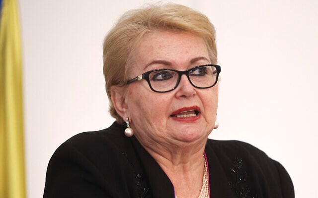 Le ministre bosniaque des Affaires étrangères, Bisera Turkovic, s'exprimant lors d'une conférence de presse avec Elizabeth Truss, secrétaire d'État britannique aux Affaires étrangères, au Commonwealth et au Développement, à Sarajevo, en Bosnie, le 26 mai 2022. (Crédit : AP Photo/Armin Durgut) Le ministre bosniaque des Affaires étrangères, Bisera Turkovic, s'exprimant lors d'une conférence de presse avec Elizabeth Truss, secrétaire d'État britannique aux Affaires étrangères, au Commonwealth et au Développement, à Sarajevo, en Bosnie, le 26 mai 2022. (Crédit : AP Photo/Armin Durgut)