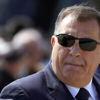Milorad Dodik, membre serbe de Bosnie de la Présidence tripartite de Bosnie, regardant des exercices militaires sur Batajnica, aéroport militaire près de Belgrade, en Serbie, le 30 avril 2022. (Crédit : AP Photo/Darko Vojinovic, Dossier)