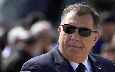 Milorad Dodik, membre serbe de Bosnie de la Présidence tripartite de Bosnie, regardant des exercices militaires sur Batajnica, aéroport militaire près de Belgrade, en Serbie, le 30 avril 2022. (Crédit : AP Photo/Darko Vojinovic, Dossier)