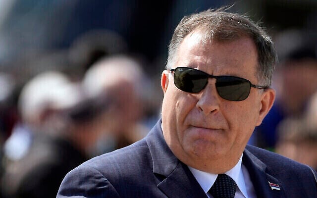 Milorad Dodik, membre serbe de Bosnie de la Présidence tripartite de Bosnie, regardant des exercices militaires sur Batajnica, aéroport militaire près de Belgrade, en Serbie, le 30 avril 2022. (Crédit : AP Photo/Darko Vojinovic, Dossier) Milorad Dodik, membre serbe de Bosnie de la Présidence tripartite de Bosnie, regardant des exercices militaires sur Batajnica, aéroport militaire près de Belgrade, en Serbie, le 30 avril 2022. (Crédit : AP Photo/Darko Vojinovic, Dossier)