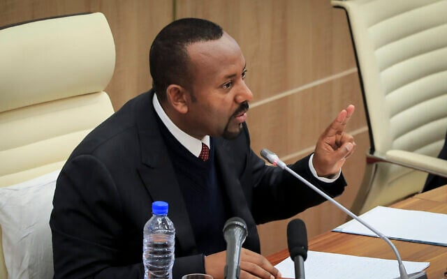 Le Premier ministre éthiopien Abiy Ahmed s'adresse aux législateurs au parlement d'Addis-Abeba, en Éthiopie, le jeudi 7 juillet 2022. (Crédit : AP Photo) Le Premier ministre éthiopien Abiy Ahmed s'adresse aux législateurs au parlement d'Addis-Abeba, en Éthiopie, le jeudi 7 juillet 2022. (Crédit : AP Photo)