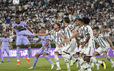 Le milieu de terrain de la Juventus Manuel Locatelli tire sur le maillot du défenseur du Real Madrid David Alaba, à gauche, pendant la seconde moitié d'un match de football amical du club le 30 juillet 2022, à Pasadena, en Californie. (Crédit : AP Photo/Marcio José Sanchez)