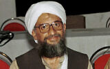 Dans cette photo d'archive de 1998 mise à disposition le 19 mars 2004, Ayman al-Zawahri pose pour une photo à Khost, en Afghanistan. (Crédit : AP Photo/Mazhar Ali Khan, File)