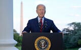 Le président Joe Biden s'exprime depuis le balcon du salon bleu de la Maison Blanche, le lundi 1er août 2022, à Washington, alors qu'il annonce qu'une frappe aérienne américaine a tué le chef d'Al-Qaïda Ayman al-Zawahri en Afghanistan. (Crédit : Jim Watson/Pool via AP)