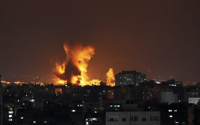 La fumée monte à la suite des frappes aériennes israéliennes sur un immeuble de la ville de Gaza, le vendredi 5 août 2022 (Crédit : AP Photo/Hatem Moussa) La fumée monte à la suite des frappes aériennes israéliennes sur un immeuble de la ville de Gaza, le vendredi 5 août 2022 (Crédit : AP Photo/Hatem Moussa)