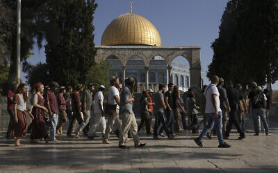 Des Juifs visitant le mont du Temple, le 7 août 2022. (Crédit : AP Photo/Mahmoud Illean)