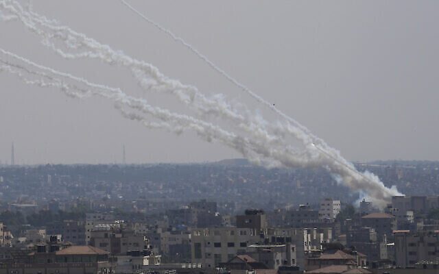 Des roquettes sont lancées de la bande de Gaza vers Israël, dans la ville de Gaza, dimanche 7 août 2022. (Crédit : Hatem Moussa/AP) Des roquettes sont lancées de la bande de Gaza vers Israël, dans la ville de Gaza, dimanche 7 août 2022. (Crédit : Hatem Moussa/AP)