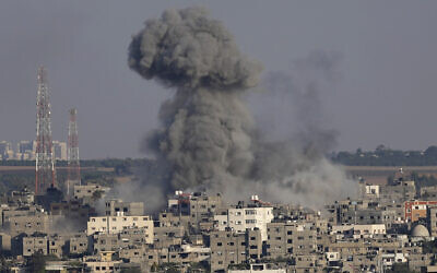 De la fumée s'élève après des frappes israéliennes dans un immeuble résidentiel de Gaza, le 7 août 2022. (Crédit : AP Photo/Adel Hana, File)