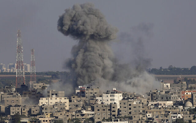 De la fumée s'élève après des frappes israéliennes dans un immeuble résidentiel de Gaza, le 7 août 2022. (Crédit : AP Photo/Adel Hana, File) De la fumée s'élève après des frappes israéliennes dans un immeuble résidentiel de Gaza, le 7 août 2022. (Crédit : AP Photo/Adel Hana, File)