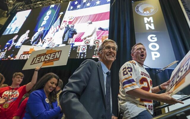 Le Dr Scott Jensen, candidat républicain au poste de gouverneur du Minnesota, au centre, montant sur scène après avoir reçu le soutien du parti, lors de la convention républicaine de l'État du Minnesota à Rochester, le 14 mai 2022. (Crédit : Glen Stubbe/Star Tribune via AP/Dossier)
