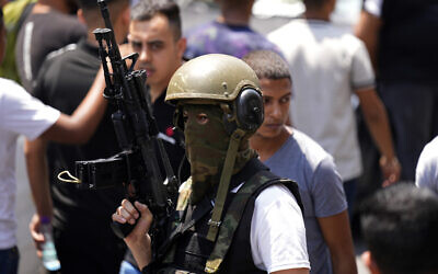 Photo d'illustration : Un Palestinien armé dans la ville de Naplouse, en Cisjordanie, le 9 août 2022. (Crédit : Majdi Mohammed/AP)
