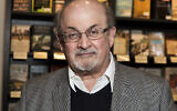 L'auteur Salman Rushdie apparaît lors d'une signature pour son livre "Home" à Londres le 6 juin 2017. (Crédit : Grant Pollard/AP)