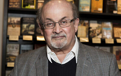 L'auteur Salman Rushdie apparaît lors d'une signature pour son livre "Home" à Londres le 6 juin 2017. (Crédit : Grant Pollard/AP) L'auteur Salman Rushdie apparaît lors d'une signature pour son livre "Home" à Londres le 6 juin 2017. (Crédit : Grant Pollard/AP)
