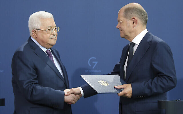 Le chancelier allemand Olaf Scholz, à droite, et Mahmoud Abbas, président de l'Autorité palestinienne, se serrant la main après une conférence de presse à Berlin, en Allemagne, le 16 août 2022. (Crédit : Wolfgang Kumm/dpa via AP) Le chancelier allemand Olaf Scholz, à droite, et Mahmoud Abbas, président de l'Autorité palestinienne, se serrant la main après une conférence de presse à Berlin, en Allemagne, le 16 août 2022. (Crédit : Wolfgang Kumm/dpa via AP)