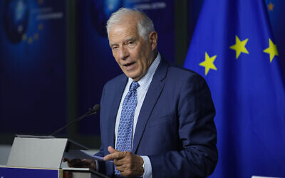 Le chef de la diplomatie européenne, Josep Borrell, s'exprimant lors d'une conférence de presse après une réunion avec le président serbe Aleksandar Vucic et le Premier ministre du Kosovo Albin Kurti, à Bruxelles, le 18 août 2022. (Crédit : Virginia Mayo/AP Photo)