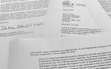 Une lettre de la responsable des Archives nationales américaines Debra Steidel Wall écrite à l'équipe d'avocats de l'ex-président Donald Trump, photographiée le 23 août 2022. (Crédit : AP Photo/Jon Elswick)