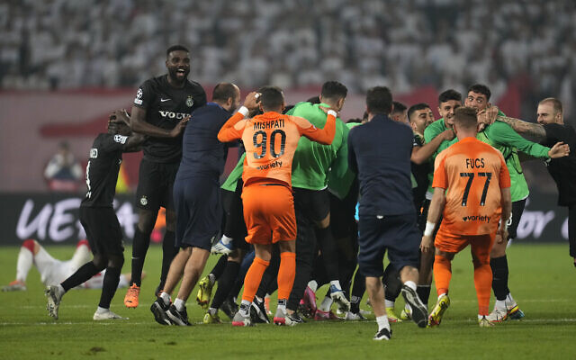 L'équipe du Maccabi célébrant après avoir battu l'Étoile Rouge au stade Rajko Mitic à Belgrade, en Serbie, le 23 août 2022. (Crédit : AP/Darko Vojinovic)