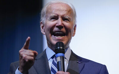 Le président Joe Biden devant la foule réunie à un rassemblement accueilli par le Democratic National Committee au lycée Richard Montgomery High School, de Rockville, dans le Maryland, le 25 août 2022. (Crédit : AP Photo/Evan Vucci)