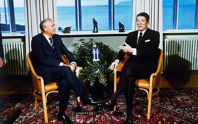 Le dirigeant soviétique Mikhaïl Gorbatchev, à gauche, et le président américain Ronald Reagan lors d’une réunion à Reykjavik, en Islande, le 11 octobre 1986. (Crédit : AP Photo/Scott Stewart, File)