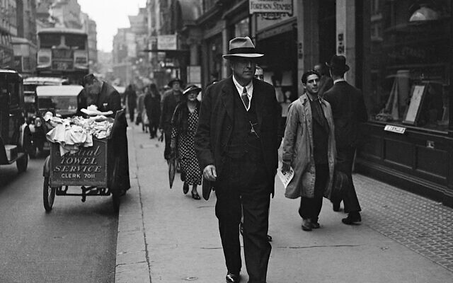  Le propriétaire de journaux américain William Randolph Hearst faisant du shopping à Londres, le 25 septembre 1936. (Crédit : AP Photo/Worth)