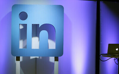 Le logo de LinkedIn affiché lors d'une annonce de produit, à San Francisco, le 22 septembre 2016. (Crédit : AP/Eric Risberg)