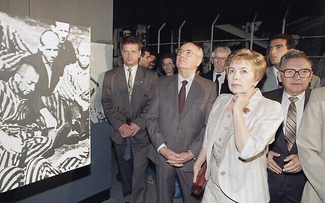 L’ex-président soviétique Mikhaïl Gorbatchev, au centre, et son épouse Raisa, à droite, visitent le musée et mémorial de la Shoah de Yad Vashem en Israël, à Jérusalem, le mardi 17 juin 1992. (Crédit : AP Photo/Jacqueline Arzt) L’ex-président soviétique Mikhaïl Gorbatchev, au centre, et son épouse Raisa, à droite, visitent le musée et mémorial de la Shoah de Yad Vashem en Israël, à Jérusalem, le mardi 17 juin 1992. (Crédit : AP Photo/Jacqueline Arzt)
