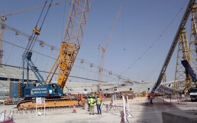 Travaux de construction au stade Khalifa à Doha, au Qatar, le 9 novembre 2014. (Crédit : AP Photo/Rob Harris/Dossier) 