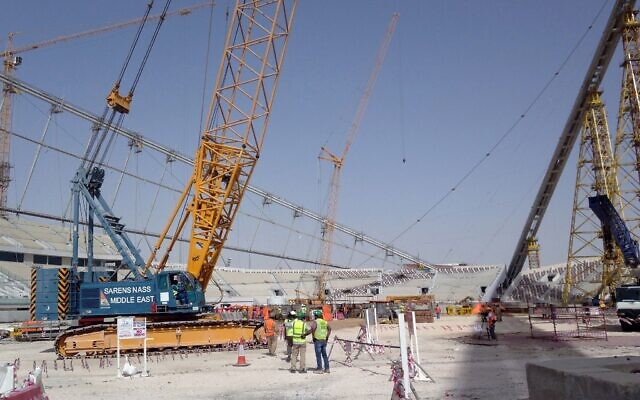 Travaux de construction au stade Khalifa à Doha, au Qatar, le 9 novembre 2014. (Crédit : AP Photo/Rob Harris/Dossier) Travaux de construction au stade Khalifa à Doha, au Qatar, le 9 novembre 2014. (Crédit : AP Photo/Rob Harris/Dossier)