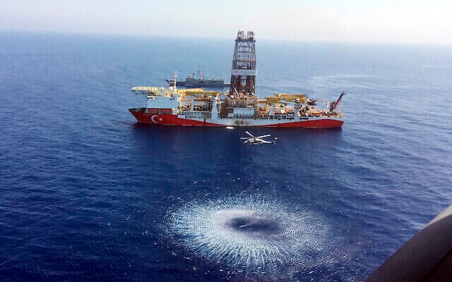 Un hélicoptère vole au-dessus du Fatih, un navire d'exploration gazière turc, dans l'est de la méditerranée, près de Chypre, le 9 juillet 2019. (Crédit : ministère turc de la Défense via AP, Pool)