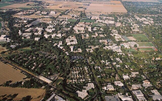 Une vue aérienne du campus de l'Université de Californie, à Davis. (Crédit : Wikipedia/Arlen/CC BY) Une vue aérienne du campus de l'Université de Californie, à Davis. (Crédit : Wikipedia/Arlen/CC BY)