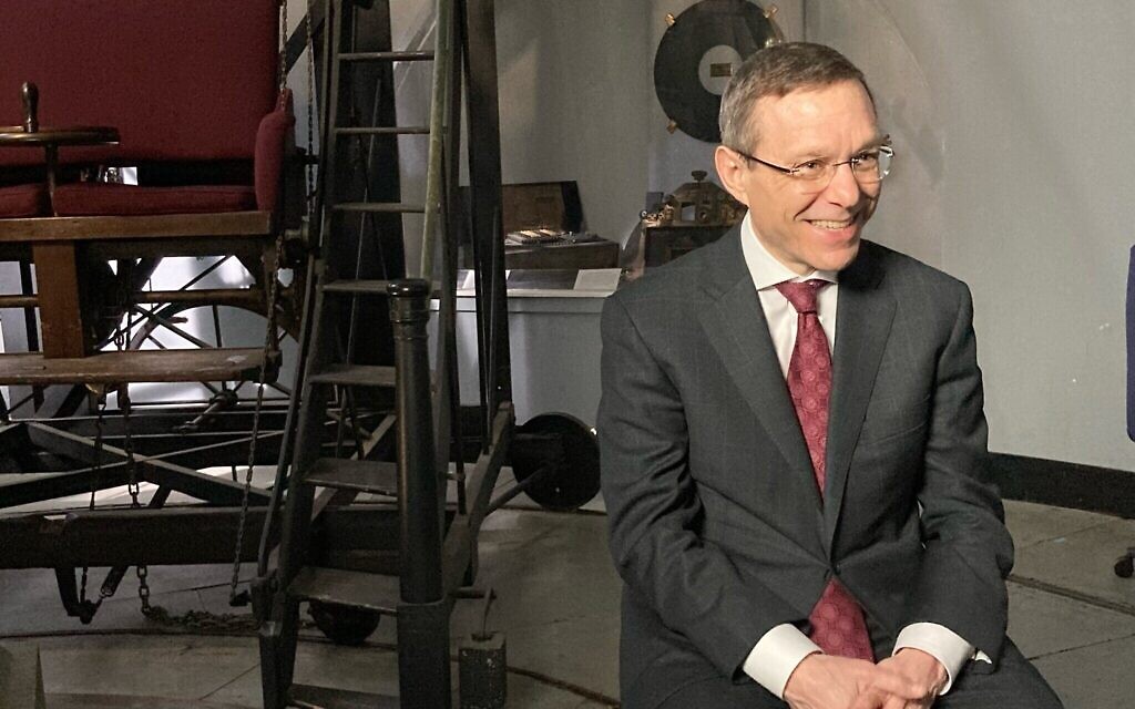 Le professeur Avi Loeb à l'observatoire du Harvard College, le 1er mars 2022. (Crédit : Avec l'aimable autorisation de Leslie Kean)