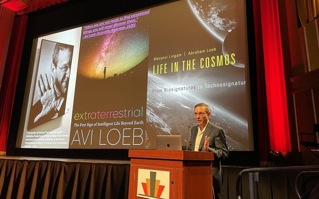 Le professeur Avi Loeb lors d'une conférence au Coolidge Corner Theatre à Brookline, dans le Massachusetts, le 18 octobre 2021. (Crédit : Avec l'aimable autorisation)