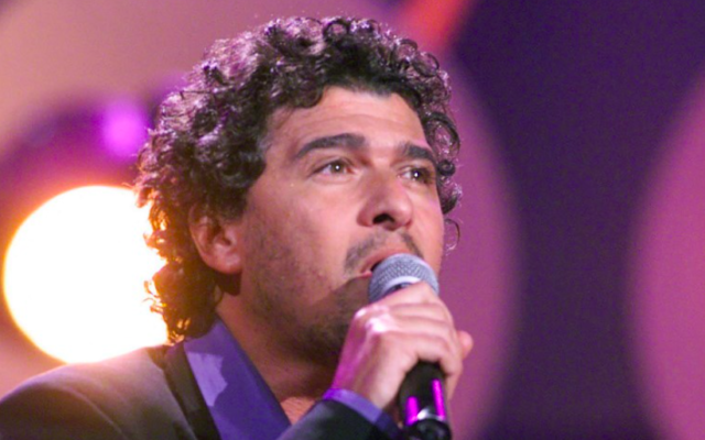 (FICHIERS) Sur cette photo d'archive prise le 17 février 2001, le chanteur français Daniel Lévi de la comédie musicale les Dix Commandements, nominé dans la catégorie "chanson originale" pour la chanson "L'envie d'aimer", se produit sur la scène de l'Olympia de Paris lors des 16èmes Victoires de la Musique française. - Le chanteur français Daniel Levi, connu pour son rôle de Moïse dans la comédie musicale "Les Dix Commandements", atteint d'un cancer, est décédé le 6 août 2022, à l'âge de 60 ans, a annoncé son épouse. (Crédit : JEAN-PIERRE MULLER / AFP)