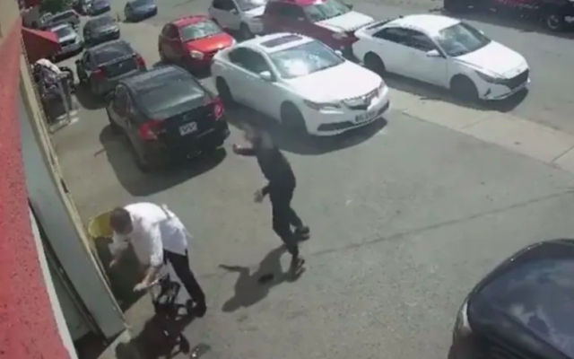 Une agression contre un homme juif à Montréal, le 11 août 2022. (Crédit : Capture d'écran Twitter)